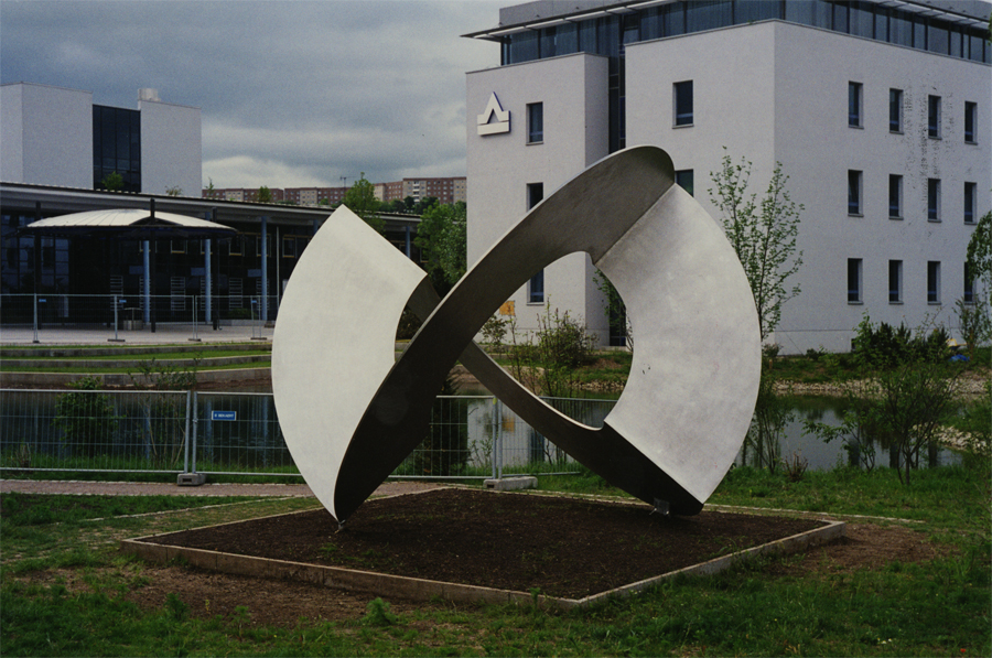 Helmut Senf, Ohne Titel, 1997, (Werkverzeichnis S 55), Edelstahl, Durchmesser 400 cm, Landesversicherungsanstalt Thüringen, Erfurt