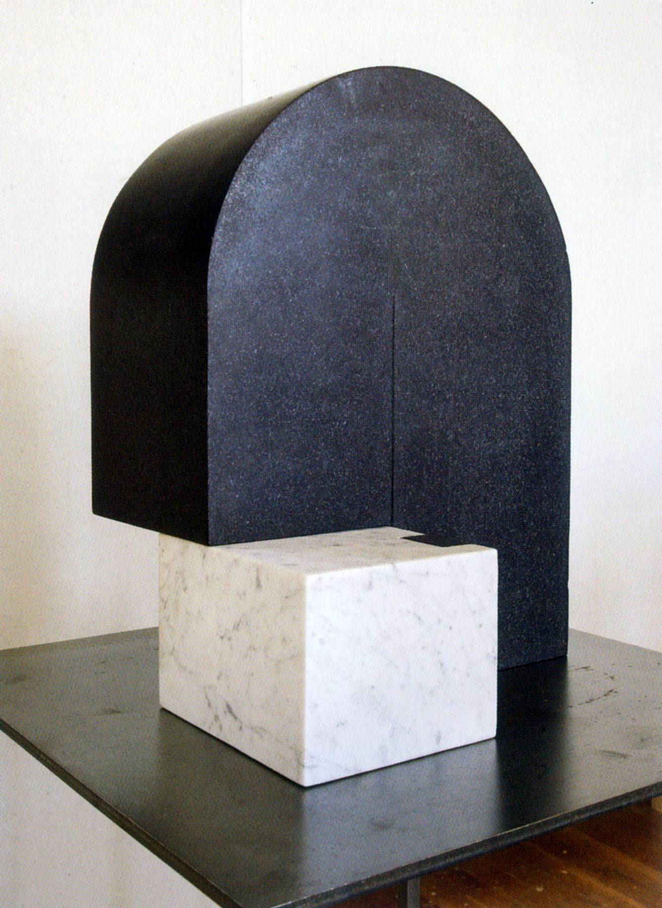 dialog_2015_schwarzer-granit-marmor-auf-stahl-hohe-153_bearbeitet.jpg